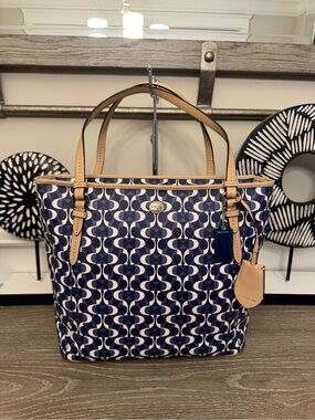 Coach Payton Dream C zip top Tote bag